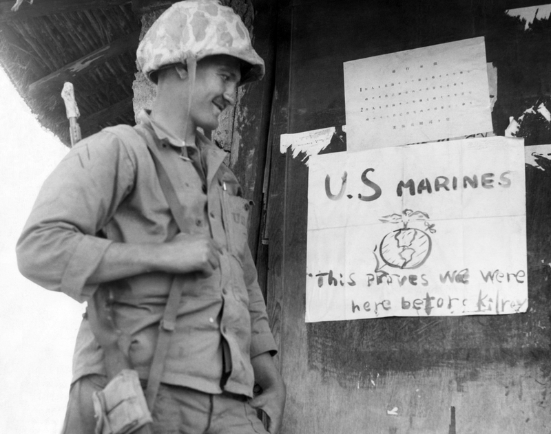 Imagen: Soldado estadounidense en la Guerra de Corea leyendo un cartel que dice “This proves we were here before Kilroy”. AP